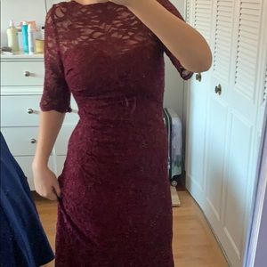 ❤️Nightway Maroon form fitting gown❤️